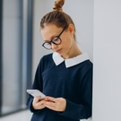 Школьница держит в руках смартфон: школа, дети, смартфон