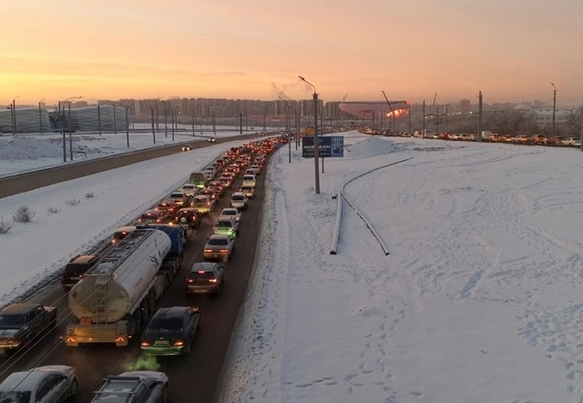 Ездить невозможно: омичи обнаружили новые ямы на мосту у Телецентра
