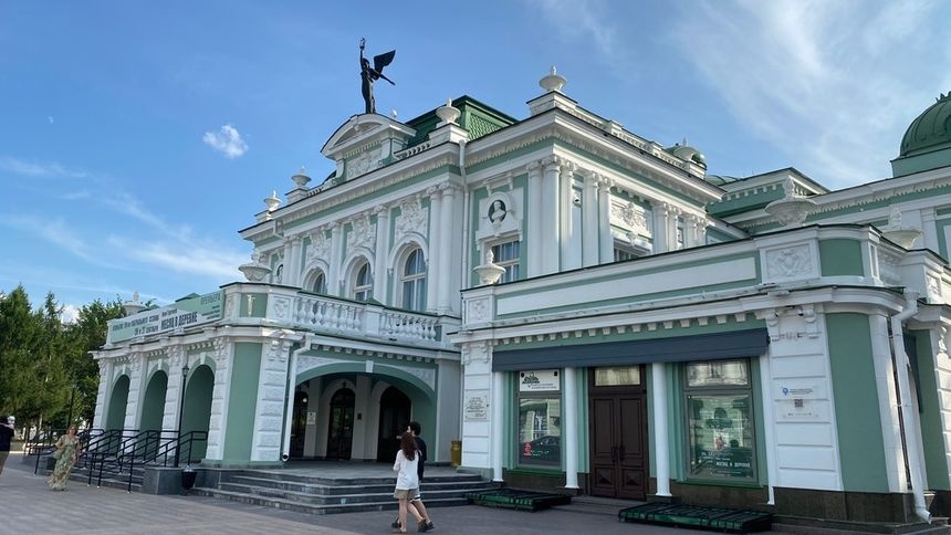 За капремонт крыши омского драмтеатра развернулась битва 