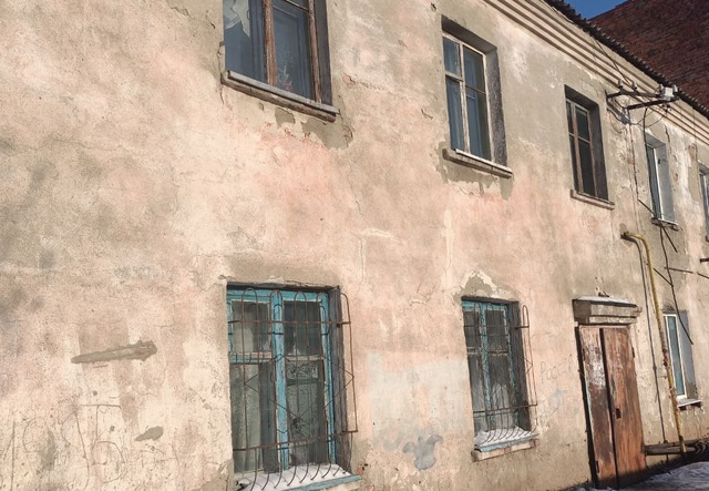 В доме на окраине Омска, где рухнул потолок, наконец ввели режим ЧС