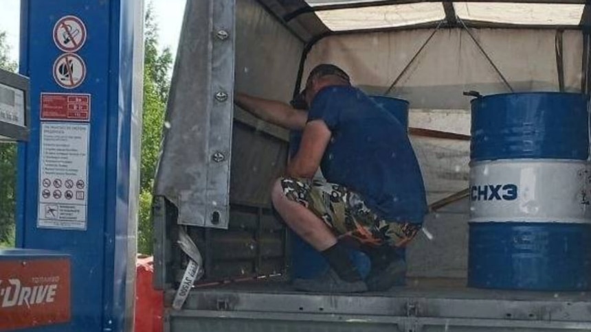 сливают бензин: бензин