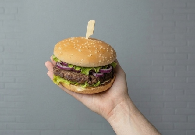 Бургер в руке: фастфуд, еда