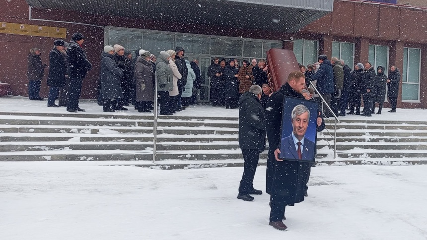 Не пришли губернаторы, зато были все мэры: в Омске простились с Виктором Шрейдером