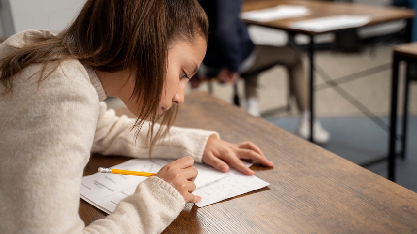 Выпускникам омских школ придется сдавать физику и историю на ЕГЭ
