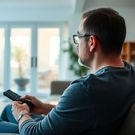 Мужчина смотрит телевизор: телевизор