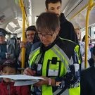автобус_салон_пассажиры_контролер: общественный транспорт, автобус, контролер