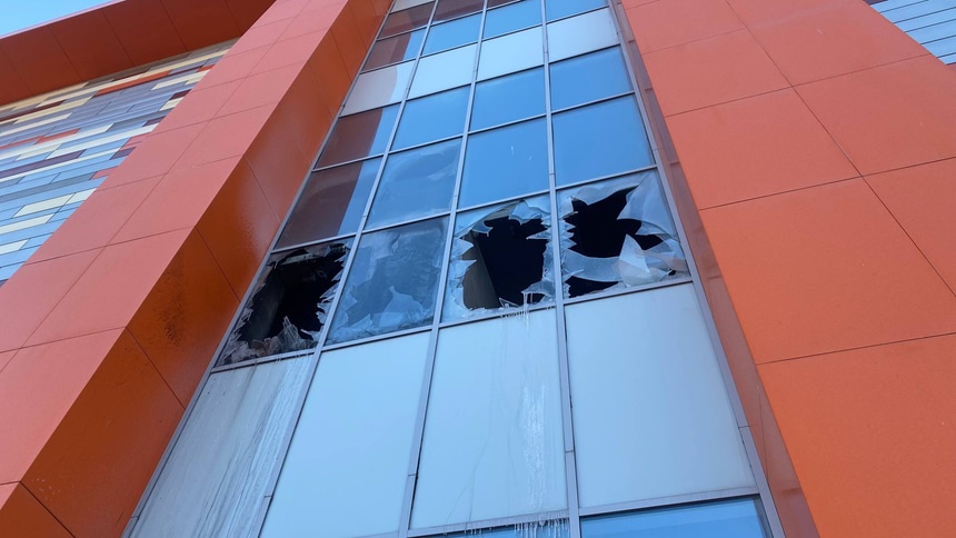 Разбиты стекла: стали известны подробности пожара в омском ТЦ «Парк»