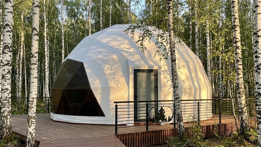 Глэмпинг в лесу: глэмпинг