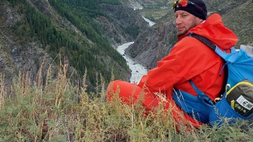 Стертые ноги и мешок картошки: омский ультрамарафонец пробежал 1,2 тыс. км от Тывы до Алтая