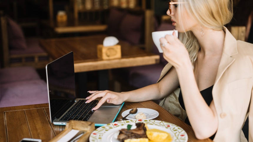 «Никогда нет мест»: запрет на ноутбуки в кафе взорвал Омск