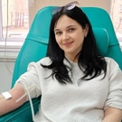 Девушка сдает кровь: донор
