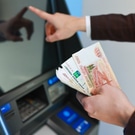 самозапрет на кредит: у банкомата с деньгами