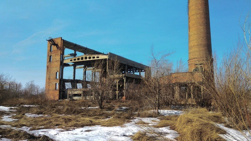 В Омске выставили на торги заброшенный завод, где погиб школьник