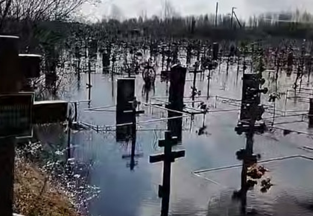 затопленное кладбище: паводок