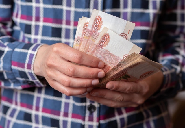 Мужчина считает деньги