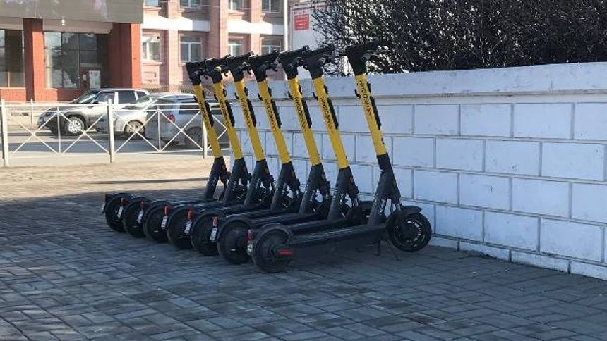 Валяются в кустах и у подъездов: самокаты в Омске решили сделать цивилизованными