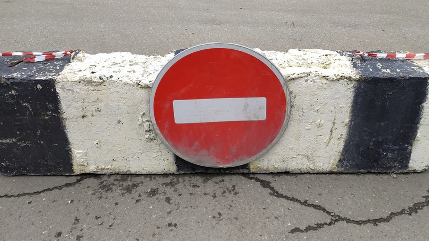 В центре Омска внезапно и незаконно перекрыли улицу