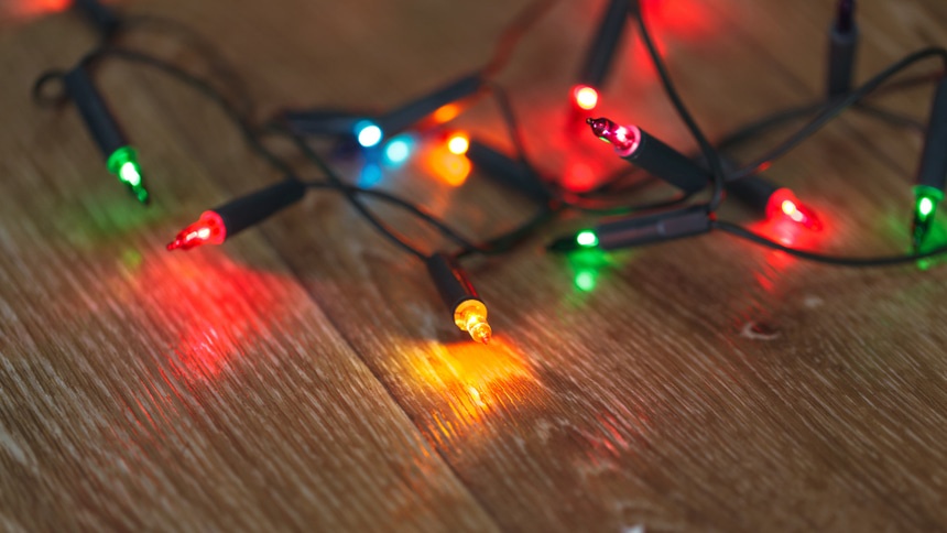 Омичей предупредили о неочевидной опасности новогодних гирлянд
