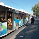 автобус_остановка_пассажиры_лето: общественный транспорт, автобус, остановка