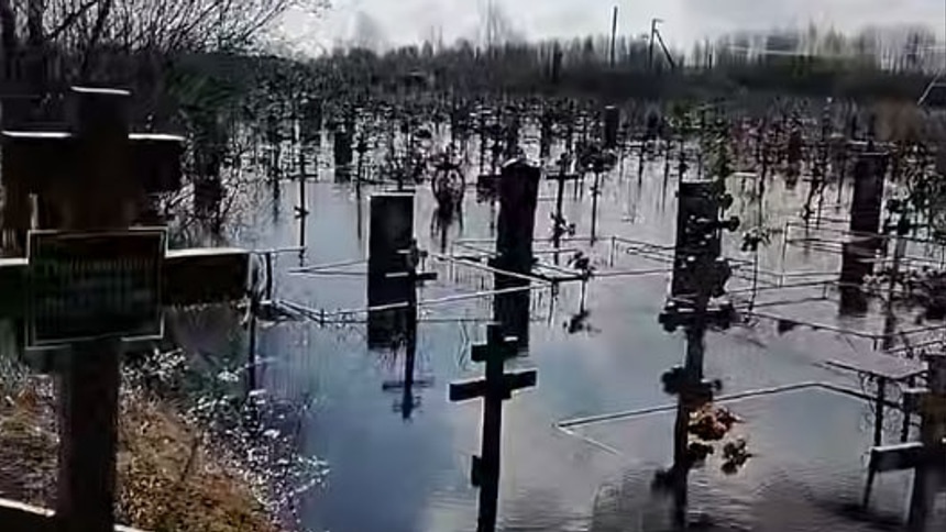 затопленное кладбище: паводок