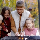 Семья жарит шашлыки на базе отдыха: шашлык, база отдыха
