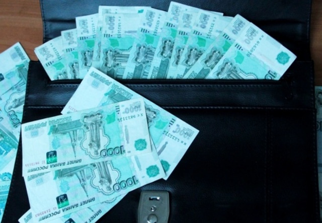 Курьер ФСБ опоздал: омичка чудом спасла 10 миллионов от мошенников