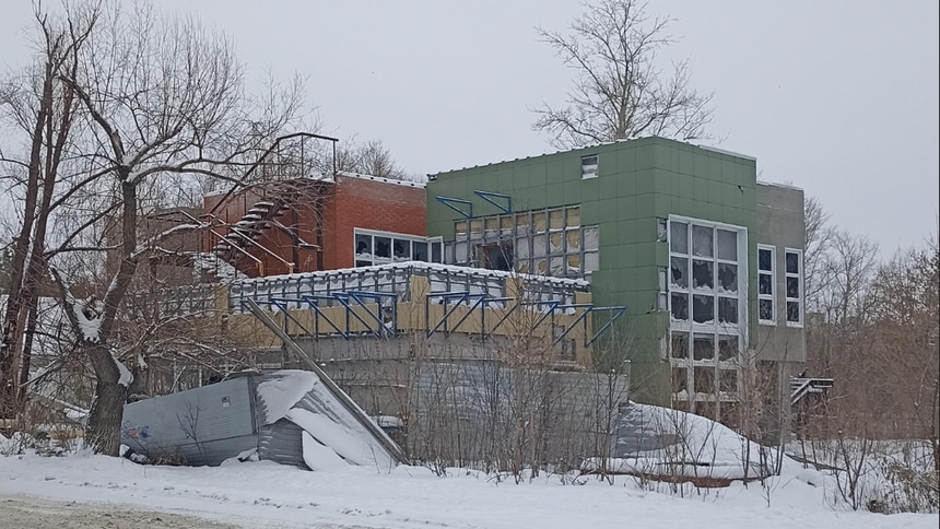 Пугающее омичей заброшенное кафе подорожало в два раза