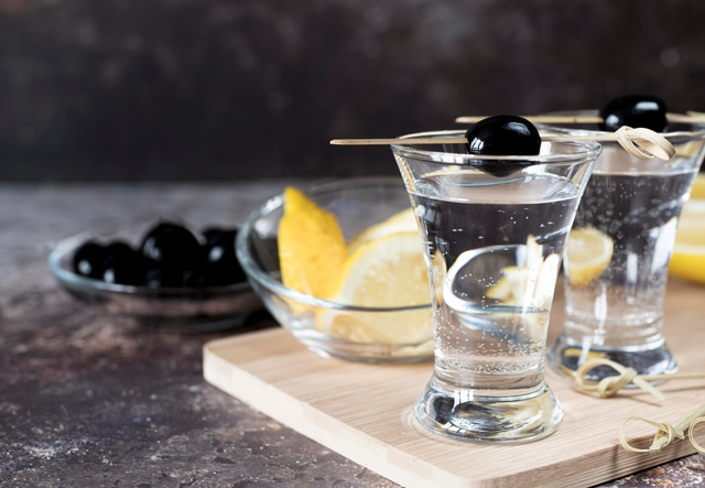 «Входные ворота в алкоголь»: омский нарколог раскритиковал веганскую водку