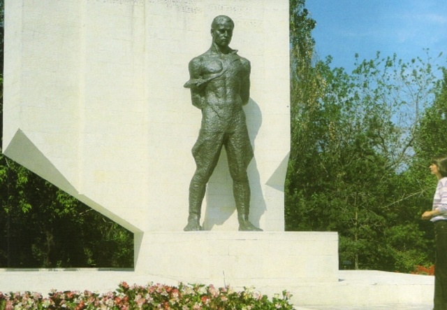 Разрезан и пылится в промзоне: скульптуру Высоцкого в Омске поставят на месте другого памятника