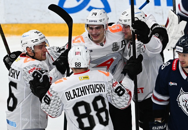 Игроки ХК «Авангард» празднует гол