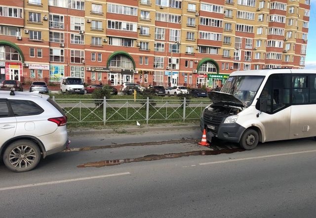 В Омске маршрутка с пассажирами влетела в иномарку