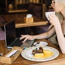 женщина в кафе с ноутбуком: кафе, работа