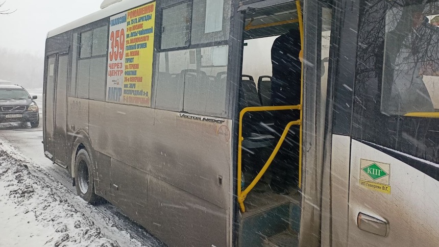 По Омску рассекал водитель на пассажирском автобусе без прав