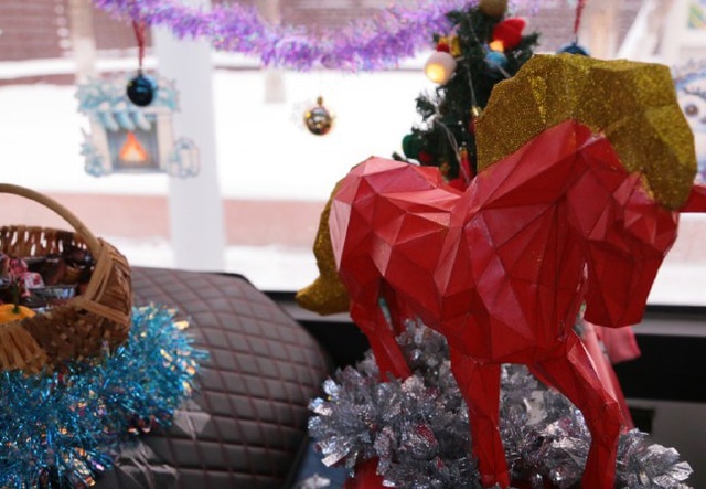 По Омску разъезжают новогодние троллейбусы