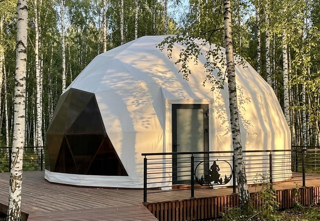 Глэмпинг в лесу: глэмпинг