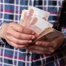 Мужчина считает деньги: деньги