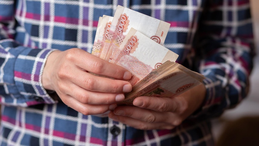 В Омске неожиданно снизилась постоянно растущая зарплата