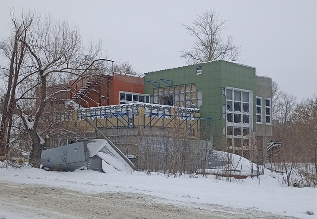 Пугающее омичей заброшенное кафе подорожало в два раза