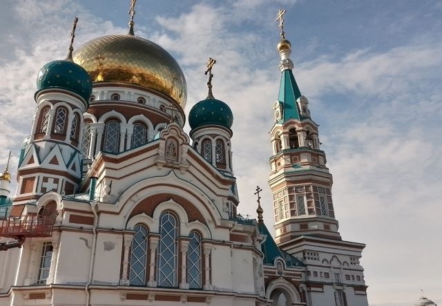 «Только не пенопласт!»: на Успенском соборе в Омске реставрируют фасад