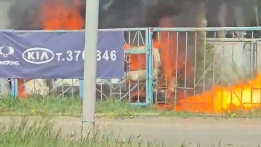 пожар на парковке: пожар