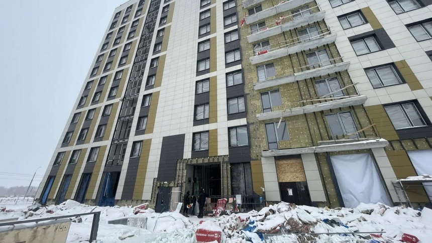 Появились подробности страшной смерти рабочего на стройке многоэтажки в Омске  