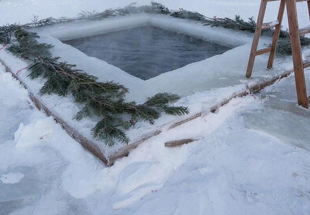 Грехи не смывает: омичам рассказали, как правильно купаться в Крещение