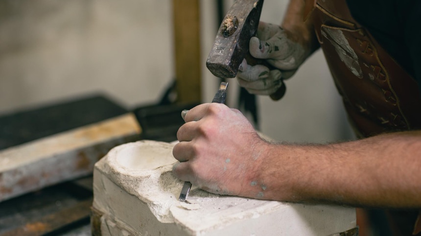 мужчина делает памятник