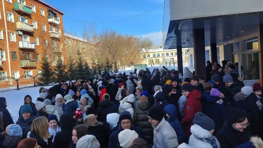 В омских Нефтяниках эвакуировали школу 