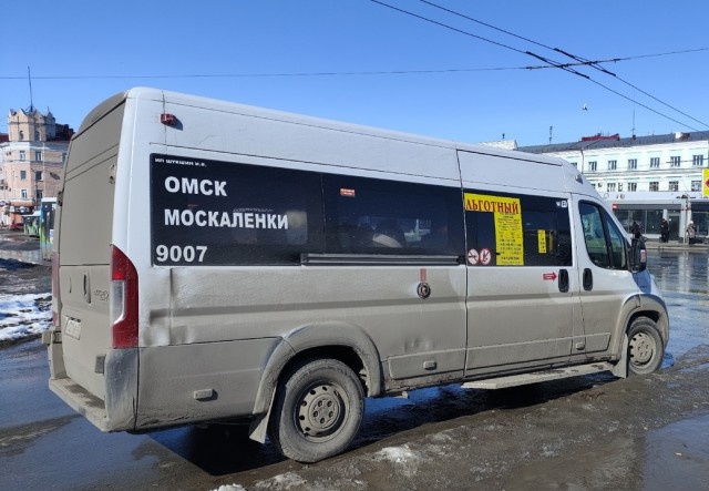 «Самолета бояться надо»: как жители Омской области ездят в районы на «газелях»?