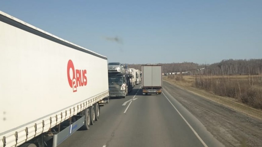 На трассе Тюмень – Омск исчезла пробка из большегрузов