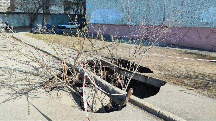Еще на одной улице в центре Омска провалился асфальт