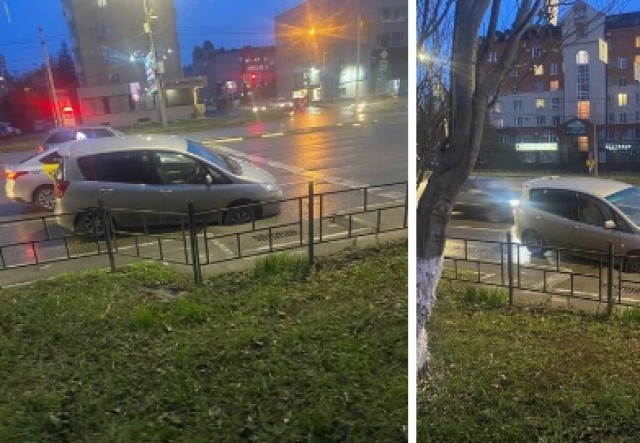 В центре Омска автомобиль провалился в яму на дороге
