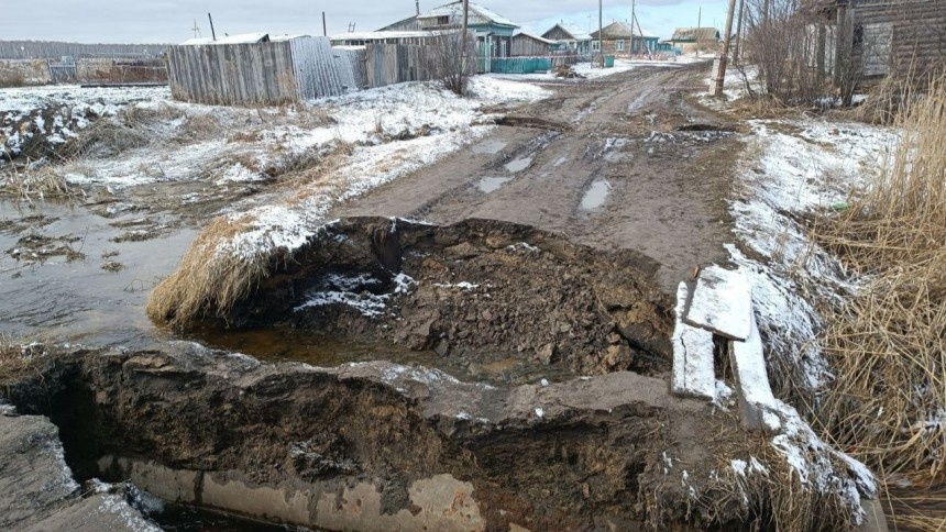 На родине бывшего омского губернатора восстановили смытую паводком дорогу